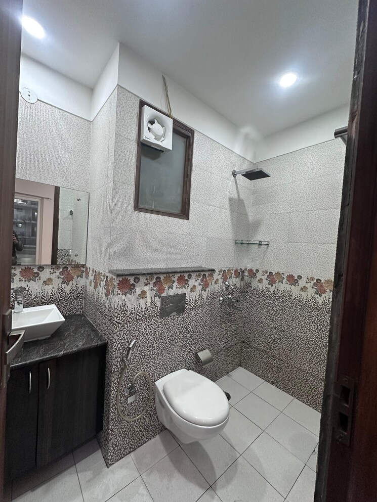 Bathroom, dlf-the-primus 4 Bedroom 2318 Sq.Ft. Apartment In Sector 82a Gurgaon 8063280