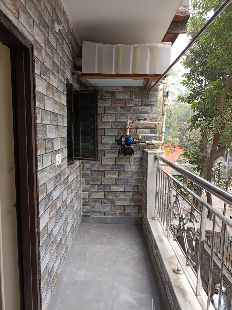 Balcony, paschim vihar 2 Bedroom 50 Sq.Yd. Apartment In Paschim Vihar Delhi 8063296