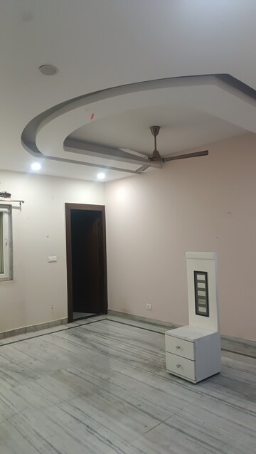 Room in 4 BHK Builder Floor at RWA Apartments Sector 50, Sector 50 – for Rent