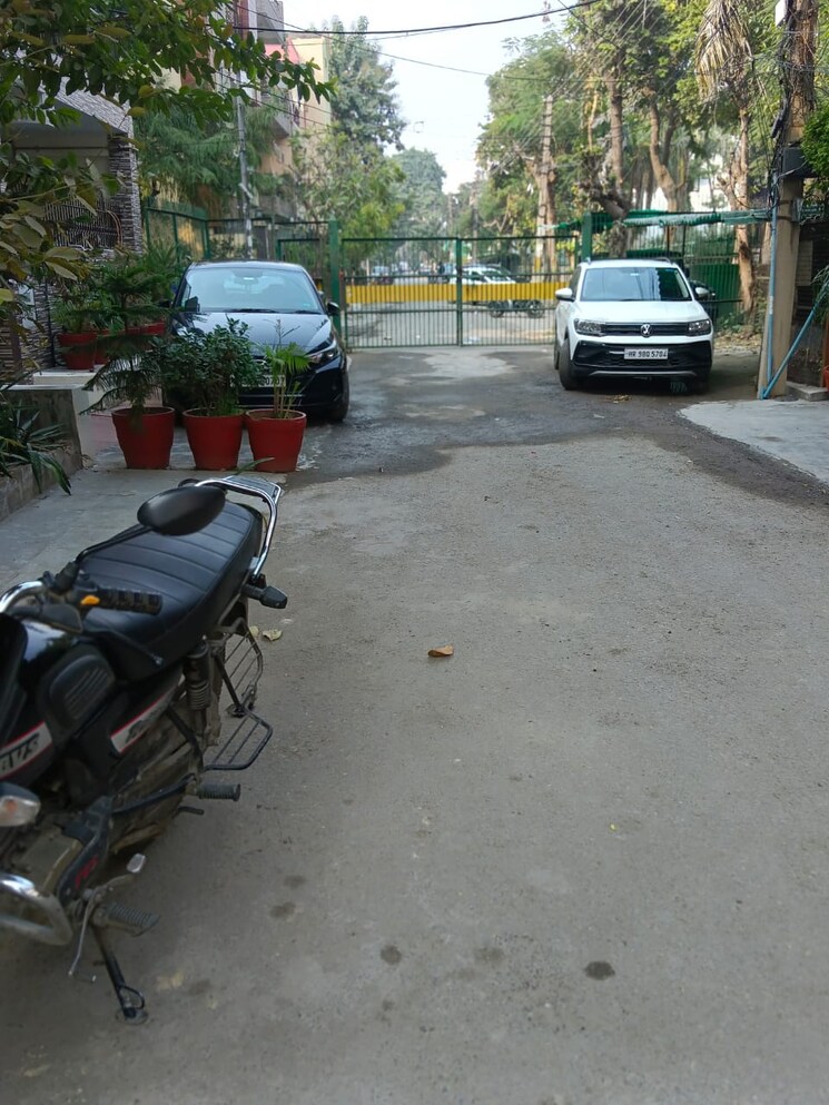  Parking, rwa-apartments-sector-19 6 Bedroom 112 Sq.Mt. Independent House In Sector 19 Noida 8063376