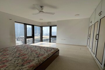 Room in 5 BHK Apartment at Lodha The Park, Worli – for Rent