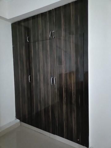 Furnished Amenities in 3 BHK Apartment at Amrapali Silicon City, Sector 76 – for Rent