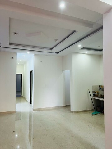 Room in 2 BHK Apartment at Aliganj – for Rent
