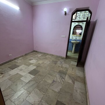 Room in 3 BHK Builder Floor at Kotla Mubarakpur – for Rent