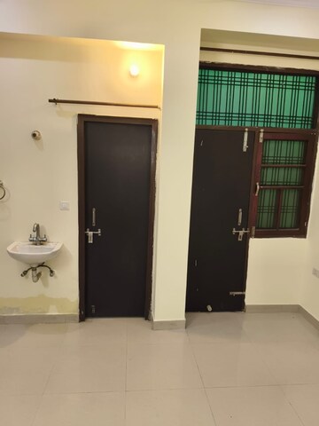 Room in 2 BHK Builder Floor at Vishesh Khand, Gomti Nagar – for Rent