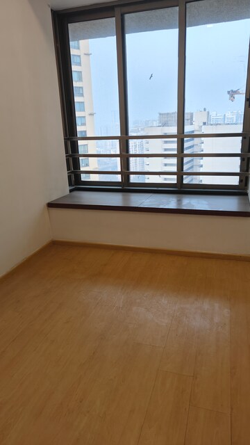 Room in 2.5 BHK Apartment at Oberoi Springs, Andheri West – for Sale