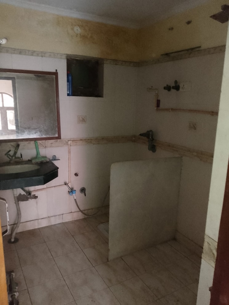 Bathroom, raj nagar extension 5 Bedroom 65 Sq.Mt. Independent House In Raj Nagar Extension Ghaziabad 8064036