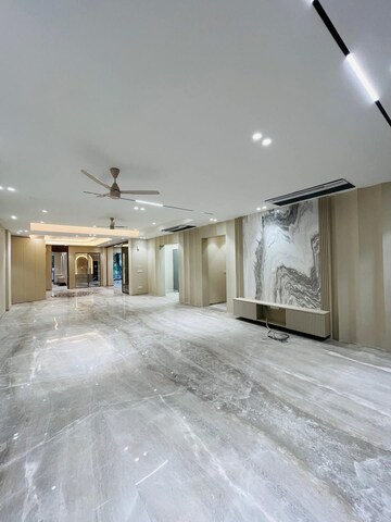 Room in 5 BHK Builder Floor at Pitampura – for Rent
