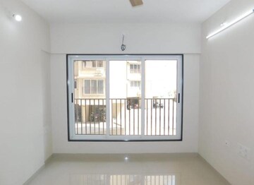 Room in 3 BHK Apartment at Bajaj Emerald, Andheri East – for Rent