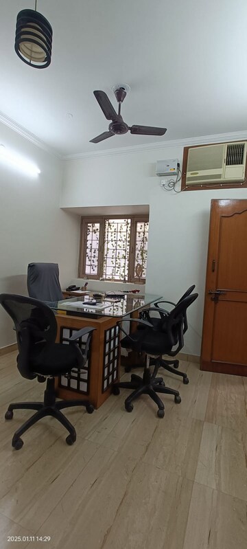 Living Room in 2.5 BHK Apartment at Mayur Vihar Phase 1 – for Rent