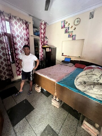 Room in 2.5 BHK Independent House at Sector 10a – for Sale