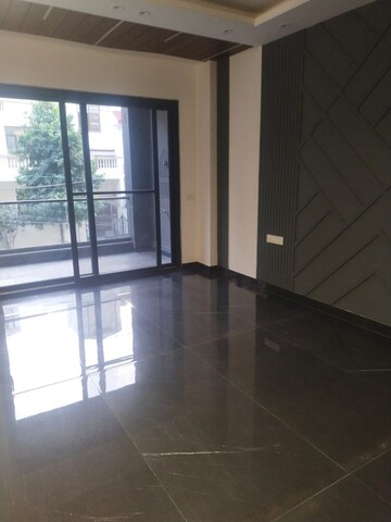 Room in 4 BHK Builder Floor at DLF Green Avenue, Dlf Phase iv – for Rent