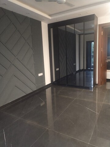 Room in 4 BHK Builder Floor at DLF Green Avenue, Dlf Phase iv – for Rent