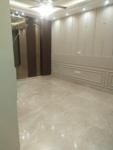 Room in 4 BHK Builder Floor at DLF Green Avenue, Dlf Phase iv – for Rent