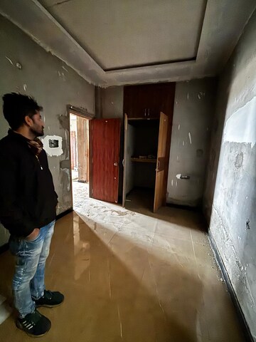 Parking in 4 BHK Builder Floor at Lalbagh – for Sale