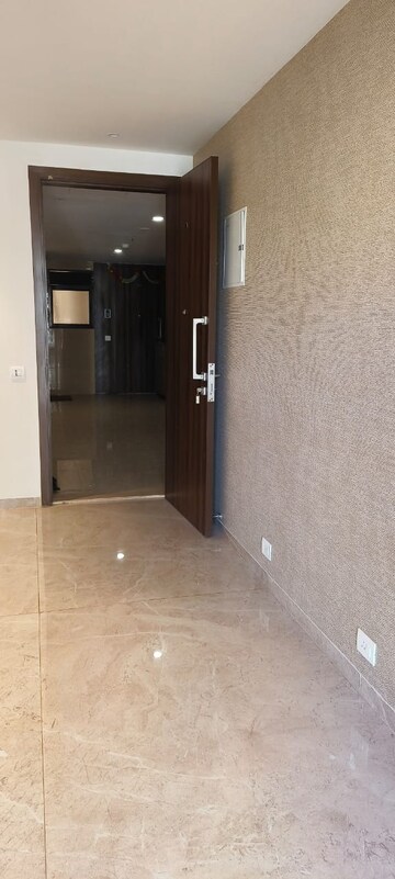 Room in 1 BHK Apartment at Hiranandani Regent Hill, Powai – for Rent