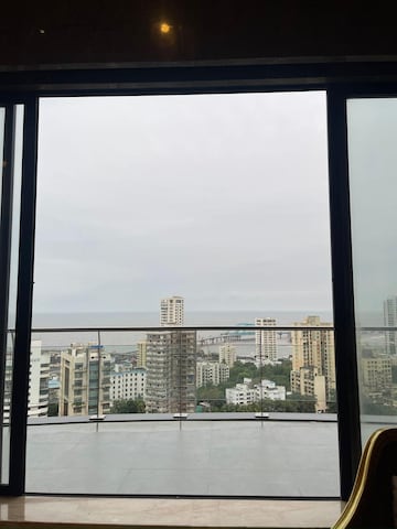 Room in 5 BHK Apartment at Kalpataru Horizon, Worli – for Rent