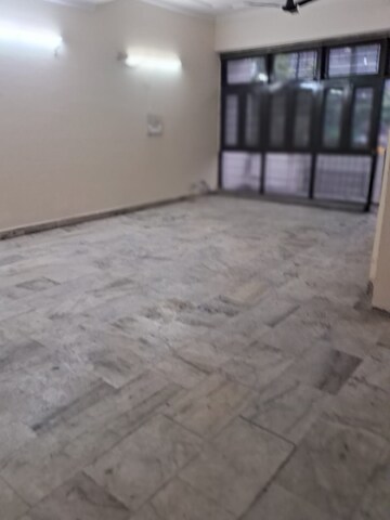 Room in 3 BHK Builder Floor at Sector 19 – for Rent