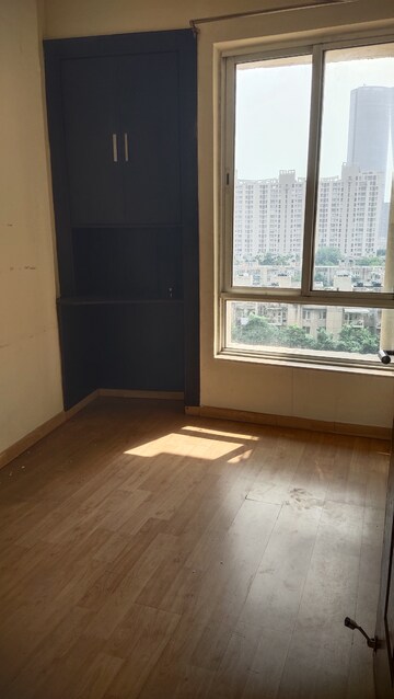 Furnished Amenities in 3 BHK Apartment at Unitech Escape, Sector 50 – for Sale