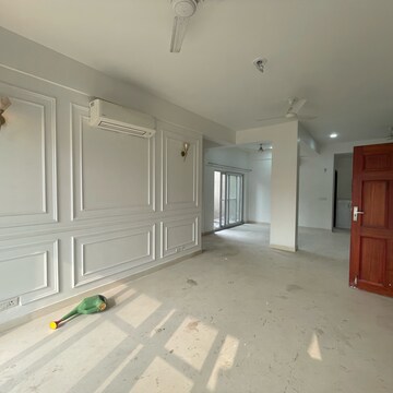 Room in 3 BHK Villa at BPTP Amstoria, Sector 102 – for Sale