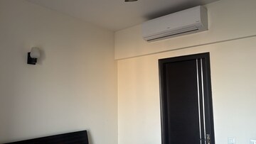 Room in 2.5 BHK Apartment at Microtek Greenburg, Sector 86 – for Rent