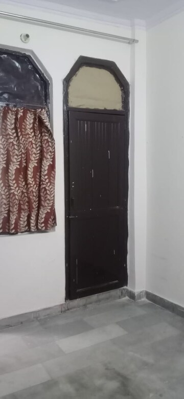 Furnished Amenities in 2 BHK Builder Floor at Laxmi Nagar – for Rent