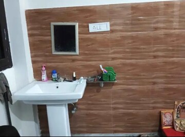 Master Bedroom in 1 BHK Villa at Aliganj – for Rent