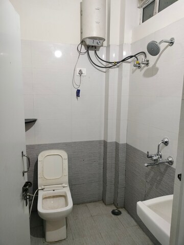 Bathroom in 1.5 BHK Builder Floor at Kamta – for Rent