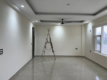 Room in 4 BHK Builder Floor at Srishti Greenfield Homes, Green Fields Colony – for Rent