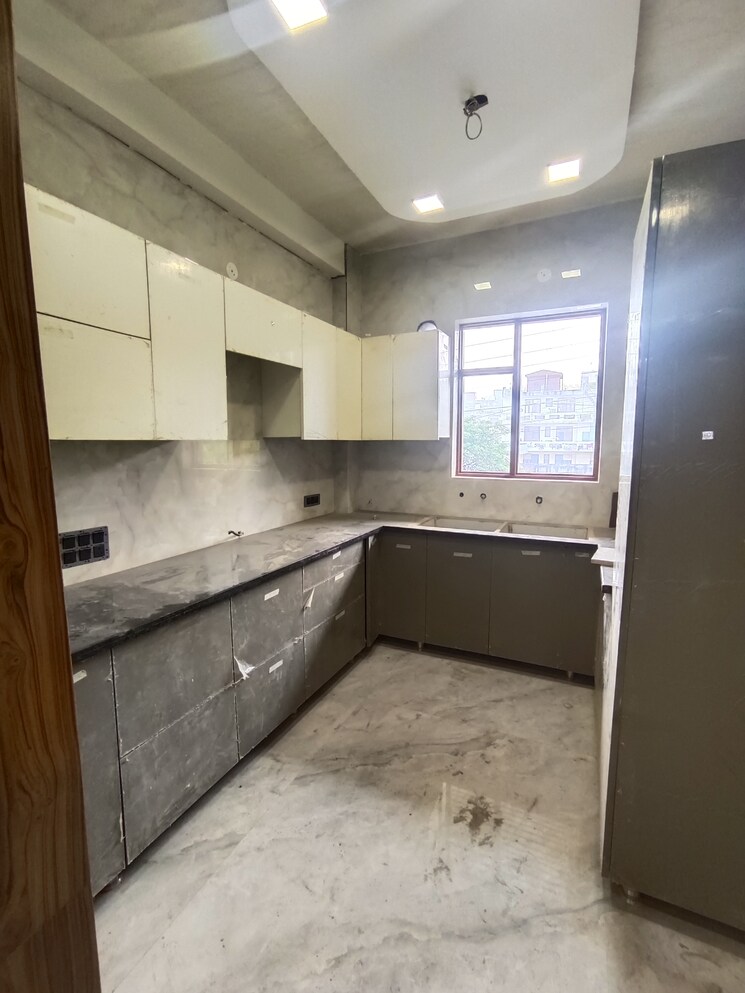 Kitchen, srishti-greenfield-homes 3 Bedroom 1800 Sq.Ft. Builder Floor In Green Fields Colony Faridabad 8065094