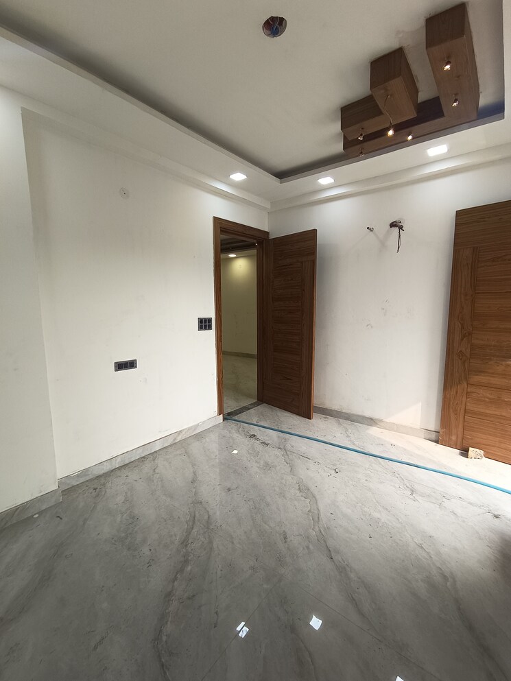 Bedroom, srishti-greenfield-homes 3 Bedroom 1800 Sq.Ft. Builder Floor In Green Fields Colony Faridabad 8065094