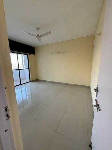 Room in 2 BHK Apartment at Raheja Vistas Phase 3, Mohammadwadi – for Rent