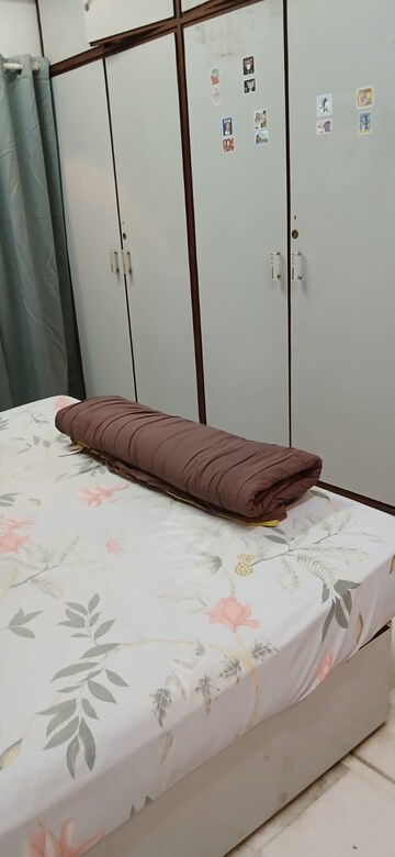 Bedroom in 2 BHK Apartment at Vile Parle West – for Rent