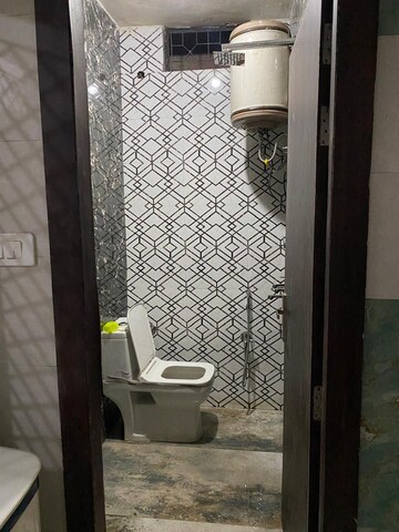 Bathroom in 2.5 BHK Builder Floor at Mayur Vihar – for Rent