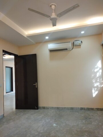Room in 3 BHK Builder Floor at Sector 54 – for Rent