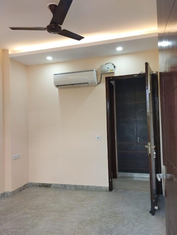 Building Lobby in 3 BHK Builder Floor at Sector 54 – for Rent