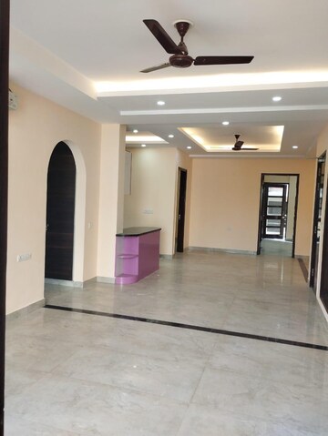 Building Lobby in 3 BHK Builder Floor at Sector 54 – for Rent
