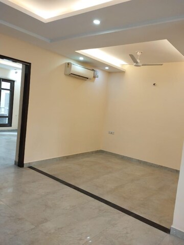 Room in 3 BHK Builder Floor at Sector 54 – for Rent