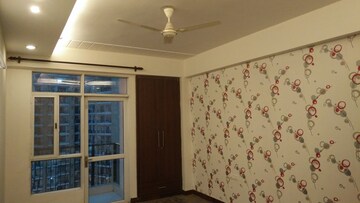 Room in 3 BHK Apartment at Antriksh Golf View, Sector 78 – for Rent