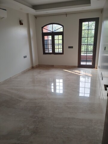 Room in 4 BHK Builder Floor at Chittaranjan Park – for Rent