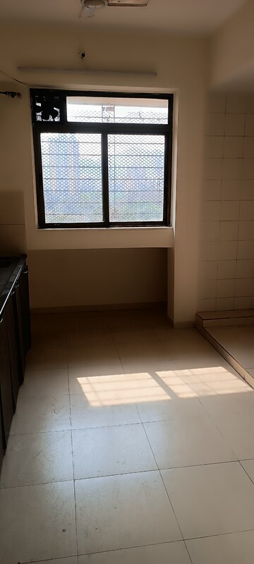 Room in 2 BHK Apartment at Vijay Vatika, Kavesar – for Rent