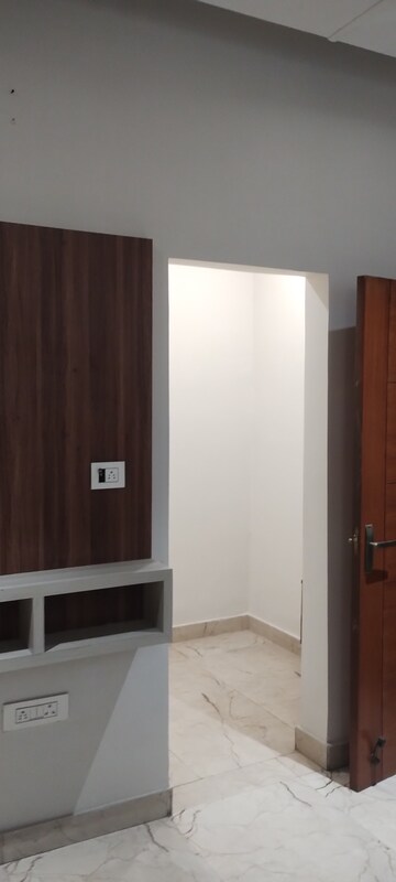 Furnished Amenities in 3 BHK Builder Floor at Dhavalgiri Apartment Sector 11, Sector 11 – for Rent
