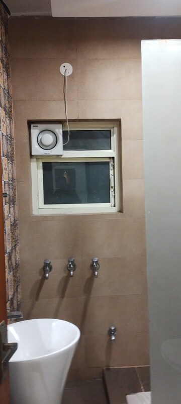 Room in 3 BHK Builder Floor at Dhavalgiri Apartment Sector 11, Sector 11 – for Rent
