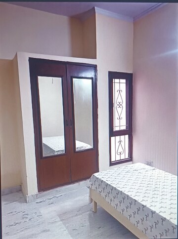Bedroom in 4 BHK Builder Floor at Sector 44 – for Rent