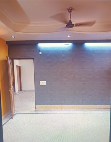 Room in 4 BHK Builder Floor at Sector 44 – for Rent