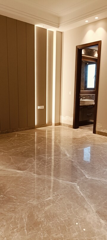 Room in 4 BHK Builder Floor at Green Park – for Rent
