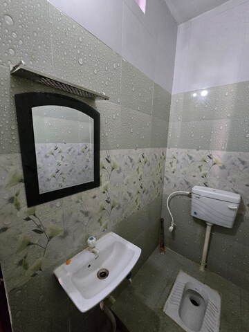 Bathroom in 1.5 BHK Builder Floor at Aliganj – for Rent
