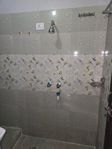 Bathroom in 1.5 BHK Builder Floor at Aliganj – for Rent