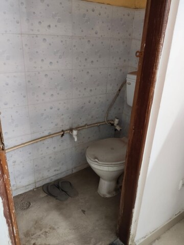 Attached Bathroom in 2.5 BHK Builder Floor at Mayur Vihar Phase 1 Extension – for Rent