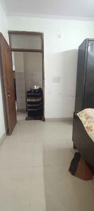 Room in 2.5 BHK Builder Floor at Mayur Vihar Phase 1 Extension – for Rent